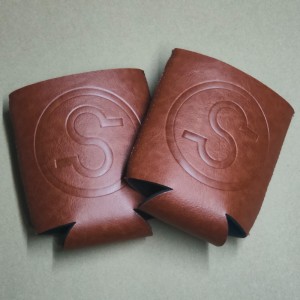 Debossed Logo Neoprene Brown PU Leather Can Cooler 330 ml PU Beer Stubby Holder Coozies Koozies